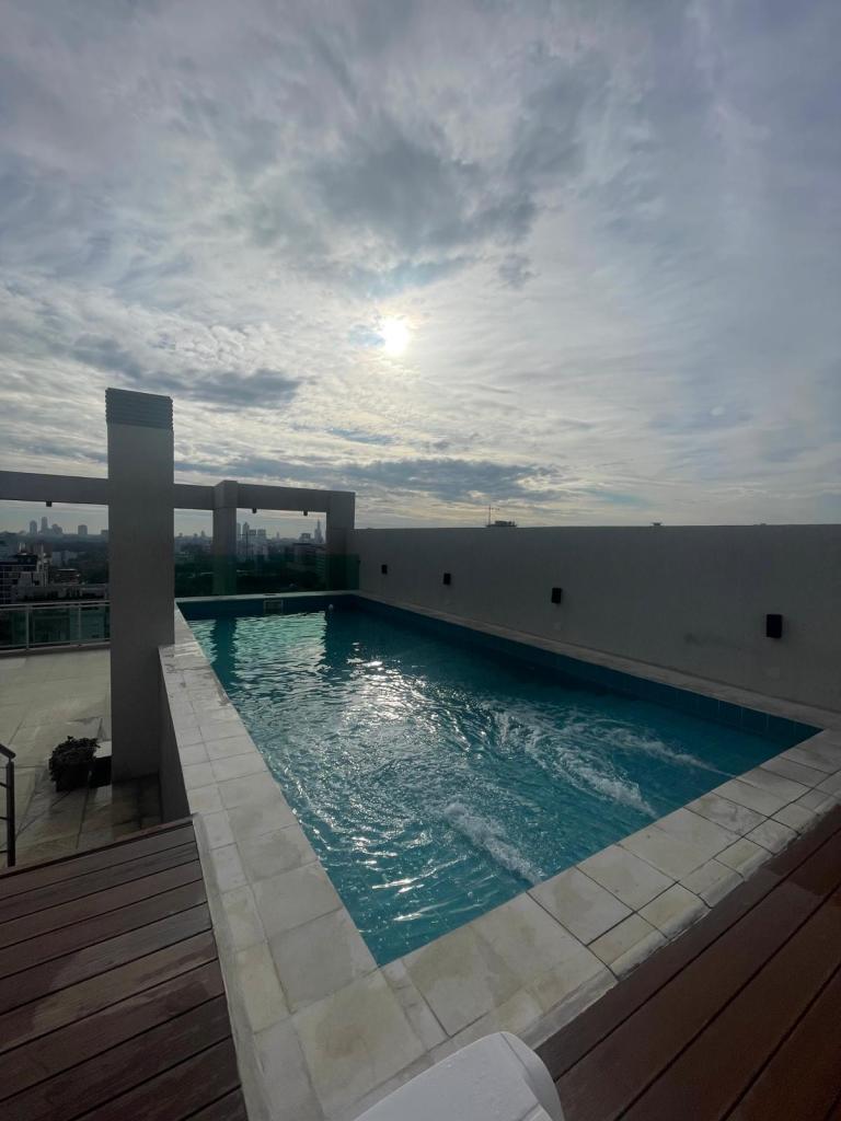 Piscine rooftop Asuncion Paraguay Logement tour